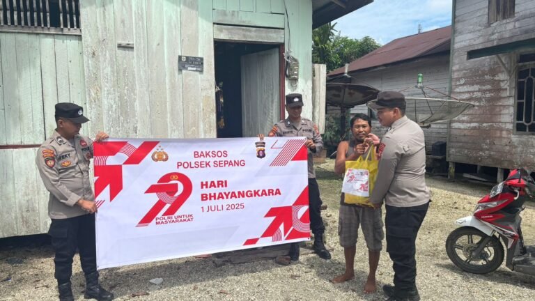 Buktikan Polri Untuk Masyarakat, Polsek Sepang Bagikan Sembako Langsung ke Rumah Warga