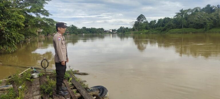 Edukasi dan Kesiapsiagaan: Polsek Tewah Dampingi Masyarakat Hadapi Risiko Banjir