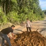 Polsek Kahayan Hulu Utara Timbun Jalan Rusak Demi Cegah Kecelakaan