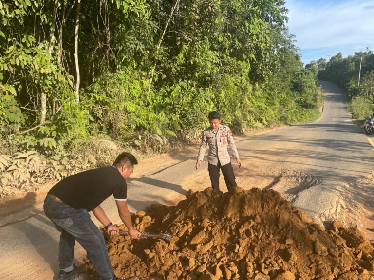 Polsek Kahayan Hulu Utara Timbun Jalan Rusak Demi Cegah Kecelakaan