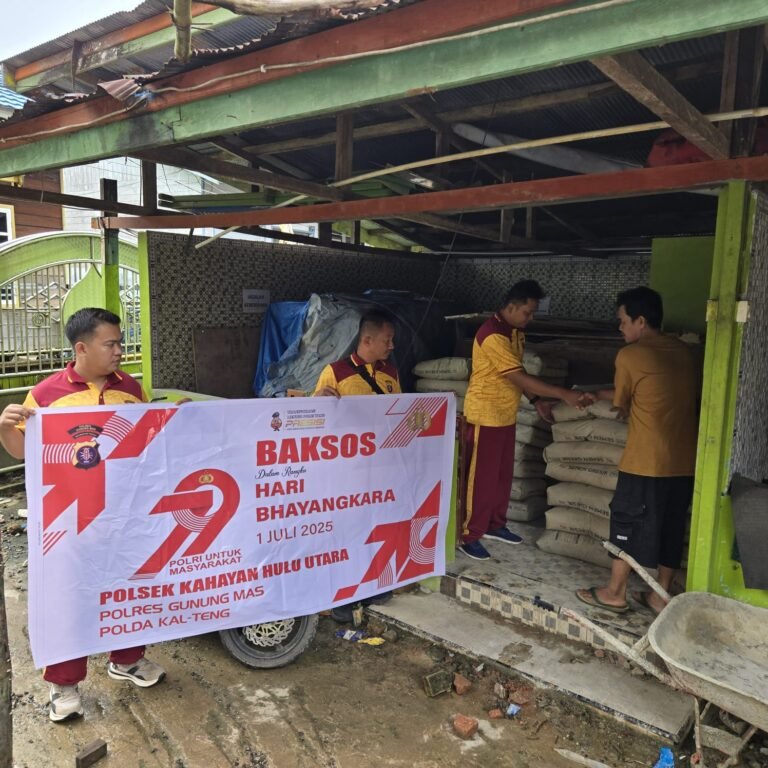 Polsek Kahut Sumbang 60 Sak Semen ke Masjid Al Amin di Momen Hari Bhayangkara