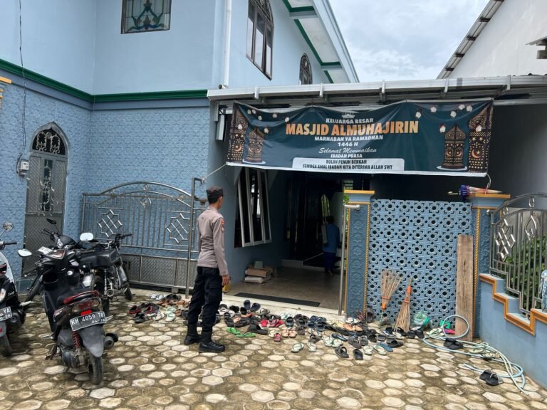 Beri Rasa Aman bagi Jamaah Sholat Jumat di Masjid Al-Mujahidin, Polsek Manuhing Rutin Patroli