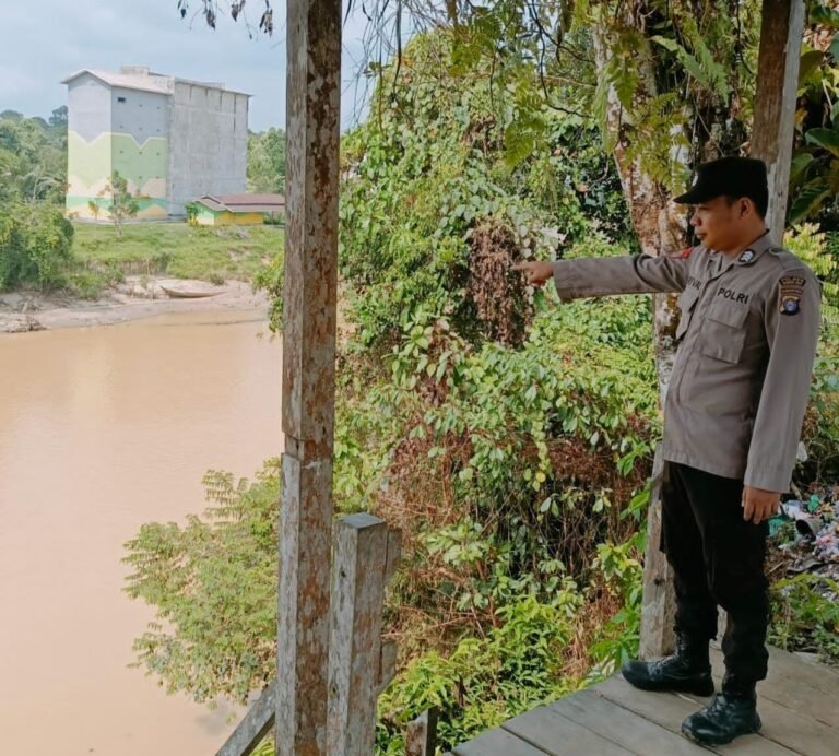 Edukasi dan Kesiapsiagaan: Polsek Kahut Dampingi Masyarakat Hadapi Risiko Banjir