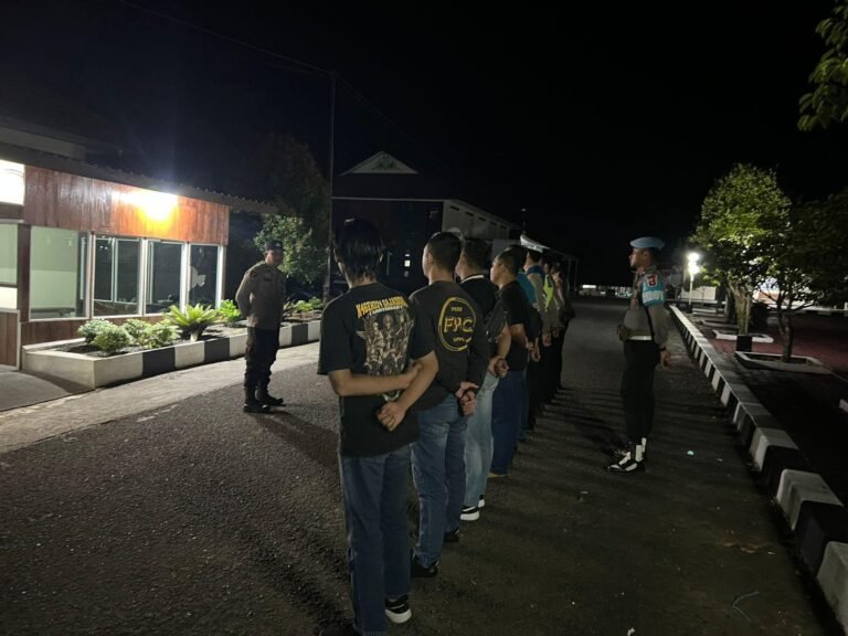 Awasi dan Cek Kehadiran Personel Apel Malam Piket Fungsi, Piket Propam Polres Gunung Mas Pastikan Kehadiran Personel
