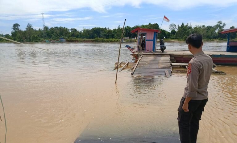 Siap Siaga dalam Menghadapi Bencana Banjir, Personel Polsek Sepang Rutin PAntau Perubahan Debit Air