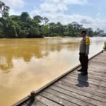 Personel Polsek Kurun Waspada Bencana Banjir, Rutin Pantau Debit Air Terkini