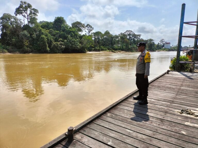 Personel Polsek Kurun Waspada Bencana Banjir, Rutin Pantau Debit Air Terkini