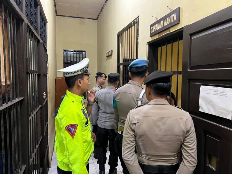 Perketat Pengawasan! Piket Jaga Tahanan Polres Gunung Mas Rutin Cek Kondisi Penghuni Sel