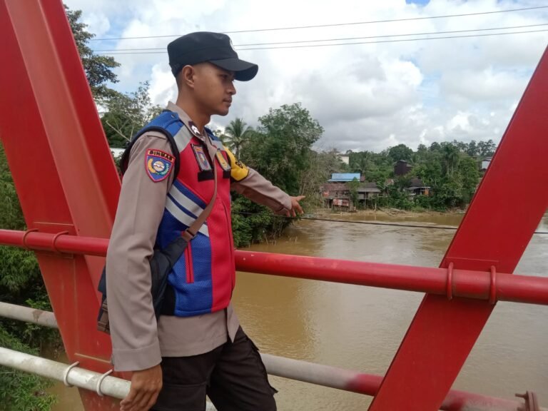 Waspada Bencana, Personel Polsek Manuhing Patroli Air Pantau Ketinggian Sungai