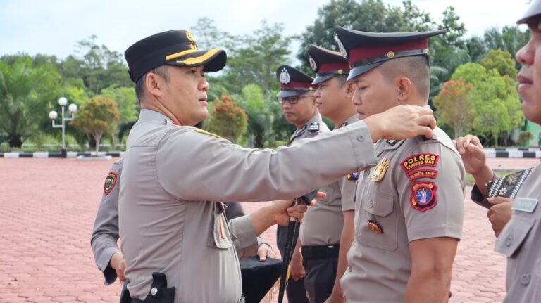 Pangkat Baru, Tanggung Jawab Lebih Besar: Kapolres Gumas Pimpin Upacara Korps Raport 16 Personel