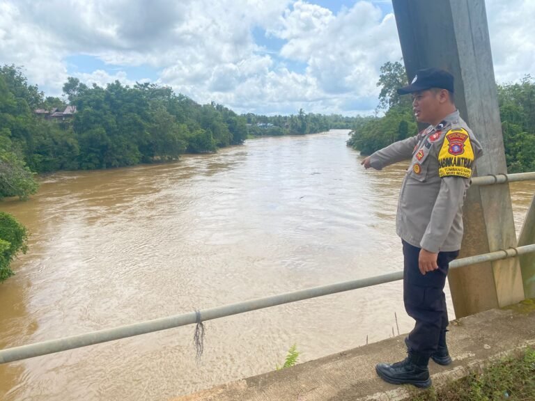 Demi Keselamatan Warga, Polsek Kahut Awasi Debit Air Antisipasi Banjir