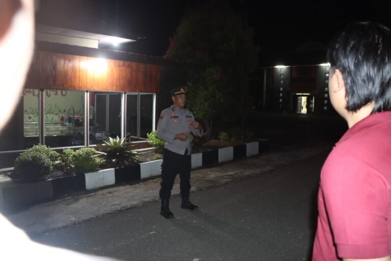 Pastikan Kesiapan Tugas, Piket Sipropam Cek Kehadiran Personel Saat Apel Malam Piket Fungsi